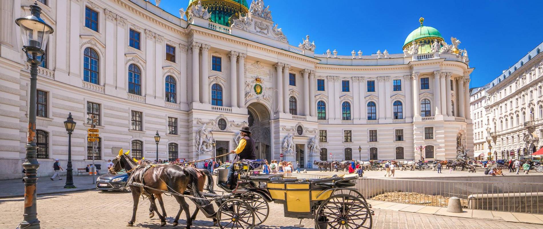 Historische Gebäude Wiens mit barocker Architektur und belebten Straßen