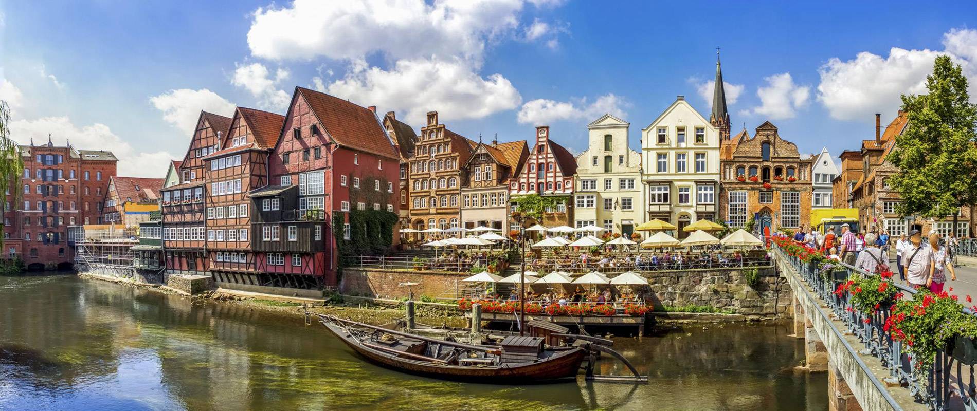 See mit traditionellen Fachwerkhäusern im Hintergrund